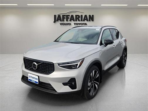 2025 Volvo XC40 B5 Ultra Dark Theme