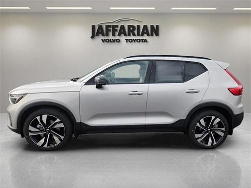 2025 Volvo XC40 B5 Ultra Dark Theme