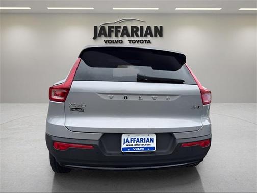 2023 Volvo XC40 B5 Plus Dark Theme