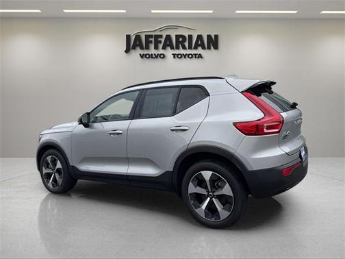 2023 Volvo XC40 B5 Plus Dark Theme