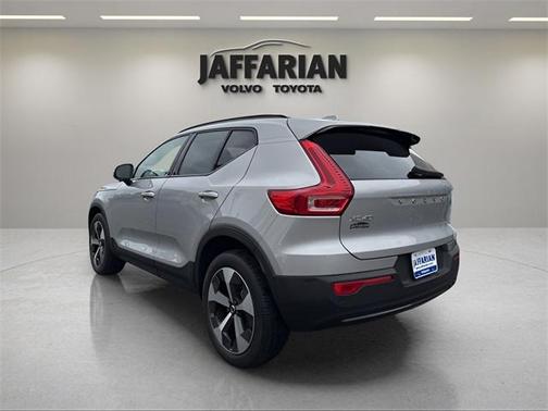 2023 Volvo XC40 B5 Plus Dark Theme
