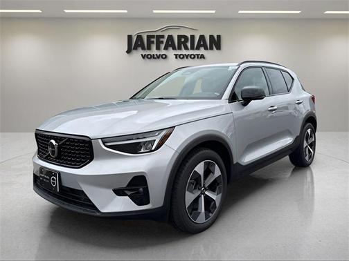 2023 Volvo XC40 B5 Plus Dark Theme