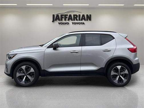 2023 Volvo XC40 B5 Plus Dark Theme