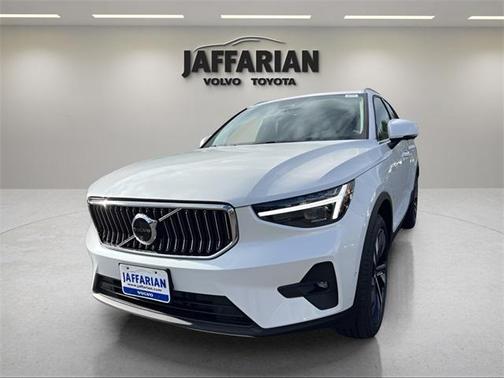 2025 Volvo XC40 B5 Plus Bright Theme
