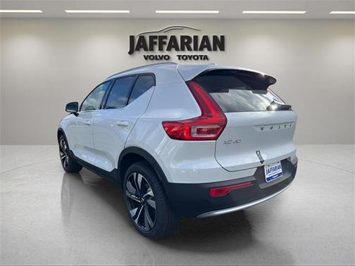 2025 Volvo XC40 B5 Plus Bright Theme