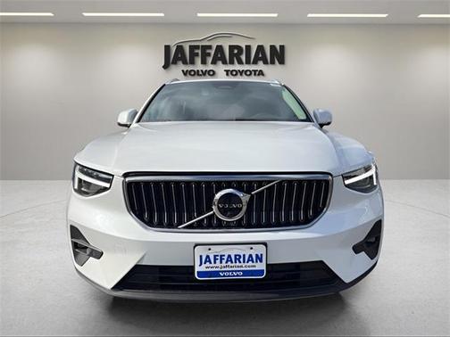 2025 Volvo XC40 B5 Plus Bright Theme
