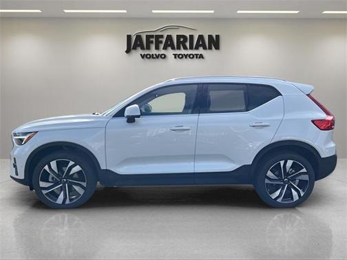 2025 Volvo XC40 B5 Plus Bright Theme