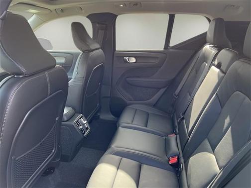 2025 Volvo XC40 B5 Plus Bright Theme