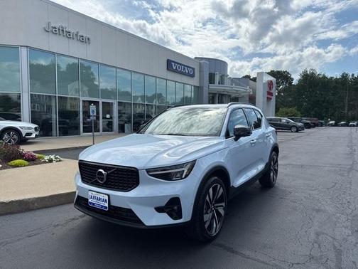 2024 Volvo XC40 B5 Plus Dark Theme