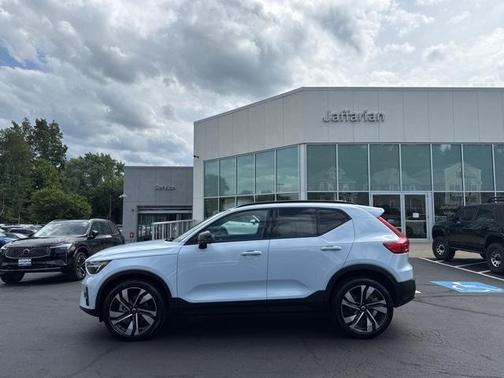 2024 Volvo XC40 B5 Plus Dark Theme