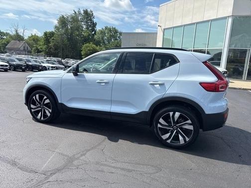 2024 Volvo XC40 B5 Plus Dark Theme