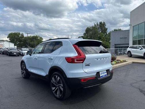 2024 Volvo XC40 B5 Plus Dark Theme