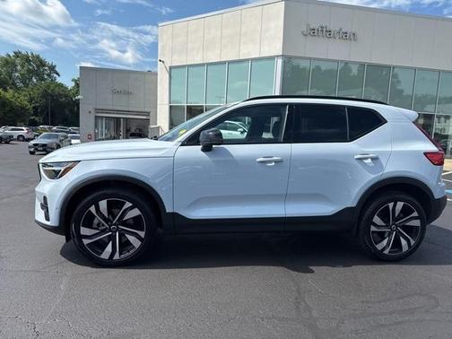 2024 Volvo XC40 B5 Plus Dark Theme