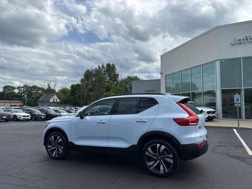 2024 Volvo XC40 B5 Plus Dark Theme