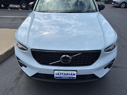 2024 Volvo XC40 B5 Plus Dark Theme