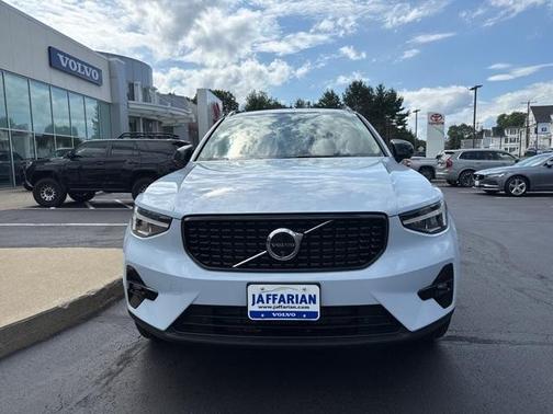 2024 Volvo XC40 B5 Plus Dark Theme