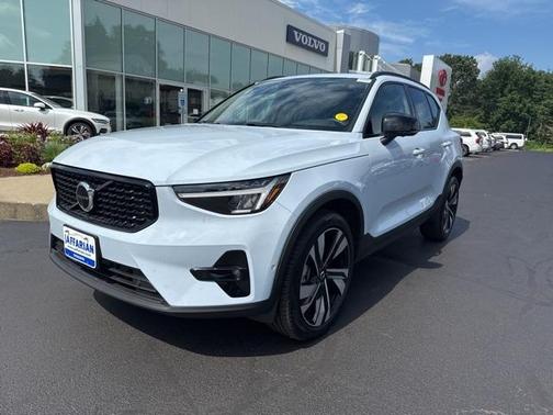 2024 Volvo XC40 B5 Plus Dark Theme