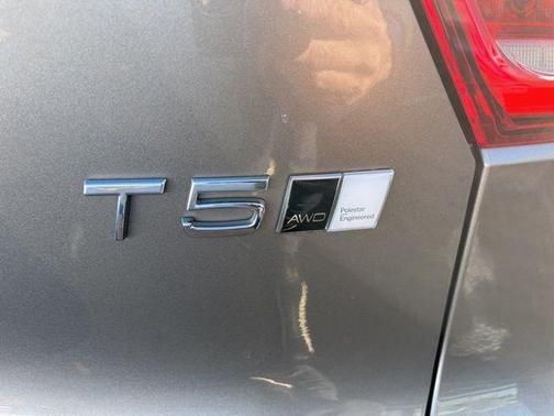 2022 Volvo XC40 T5 R-Design