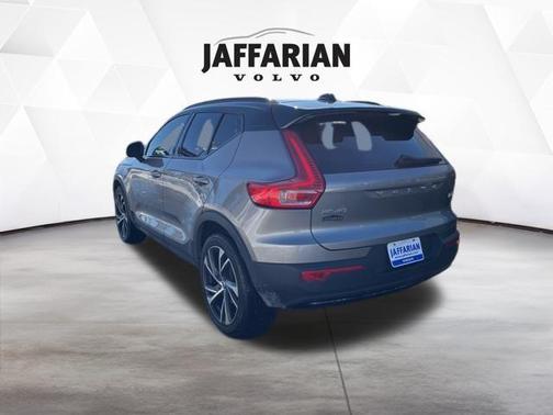 2022 Volvo XC40 T5 R-Design