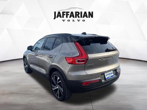 2022 Volvo XC40 T5 R-Design