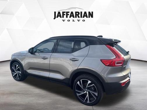 2022 Volvo XC40 T5 R-Design