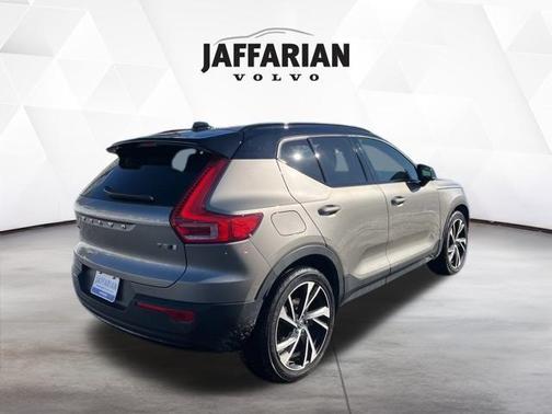 2022 Volvo XC40 T5 R-Design