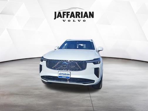 Crystal White Pearl 2026 Volvo XC90 B5 Plus