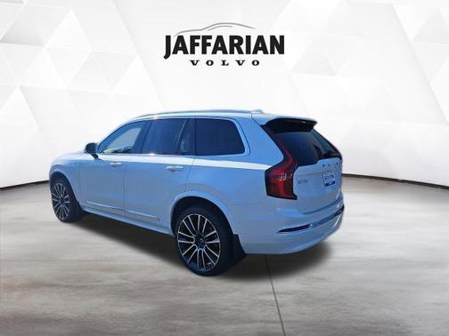 Crystal White Pearl 2026 Volvo XC90 B5 Plus