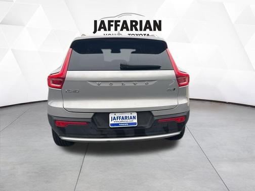 2025 Volvo XC40 B5 Core Bright Theme