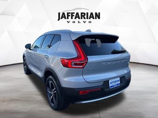 2025 Volvo XC40 B5 Core Bright Theme