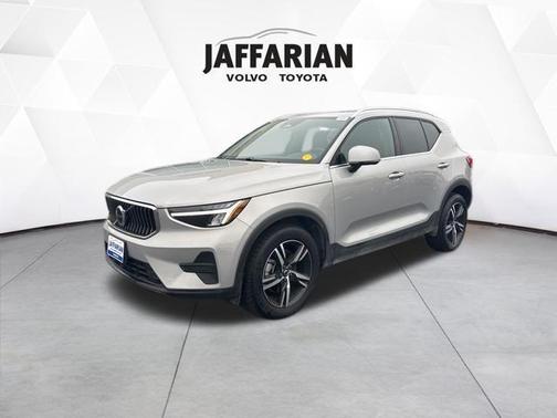 2025 Volvo XC40 B5 Core Bright Theme
