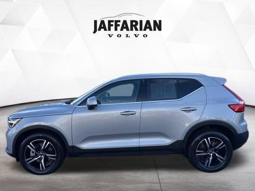 2025 Volvo XC40 B5 Core Bright Theme