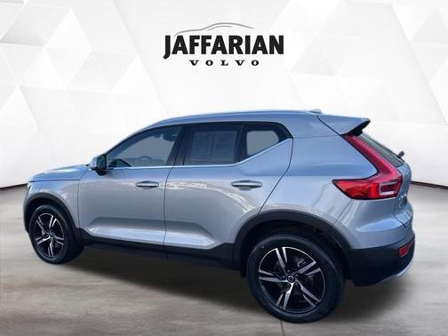 2025 Volvo XC40 B5 Core Bright Theme