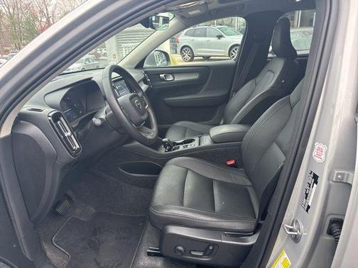 2025 Volvo XC40 B5 Core Bright Theme