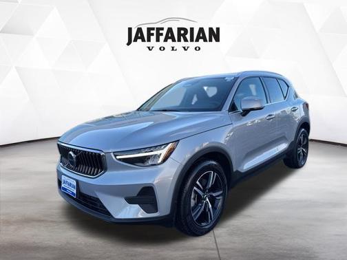 2025 Volvo XC40 B5 Core Bright Theme