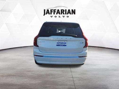 Crystal White Pearl 2026 Volvo XC90 B6 Ultra