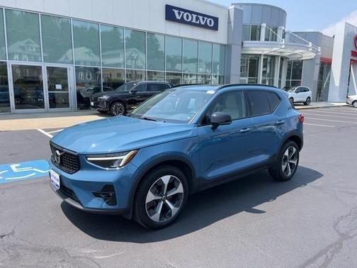 2023 Volvo XC40 B5 Plus Dark Theme