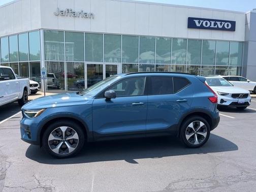 2023 Volvo XC40 B5 Plus Dark Theme