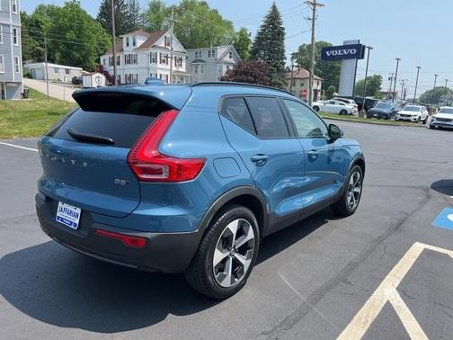 2023 Volvo XC40 B5 Plus Dark Theme