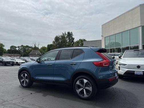 2023 Volvo XC40 B5 Plus Dark Theme