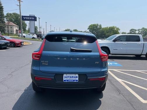 2023 Volvo XC40 B5 Plus Dark Theme