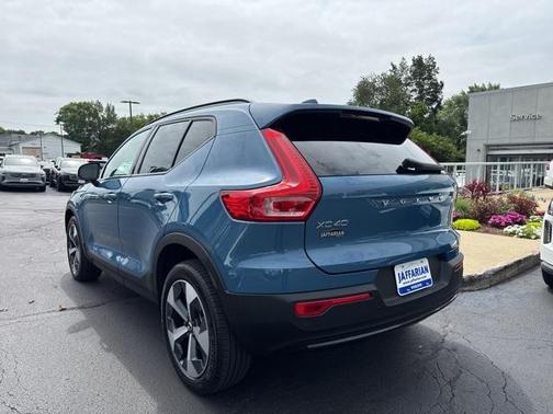2023 Volvo XC40 B5 Plus Dark Theme