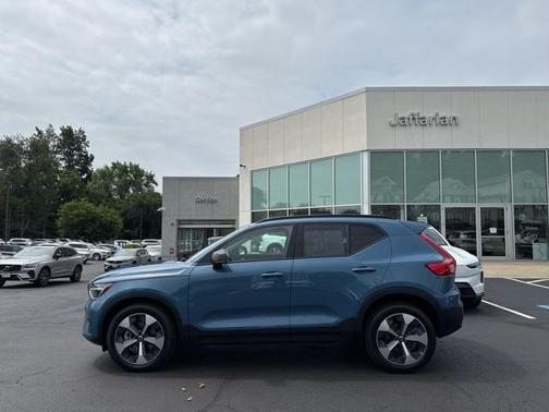 2023 Volvo XC40 B5 Plus Dark Theme