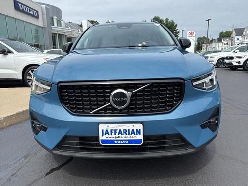 2023 Volvo XC40 B5 Plus Dark Theme
