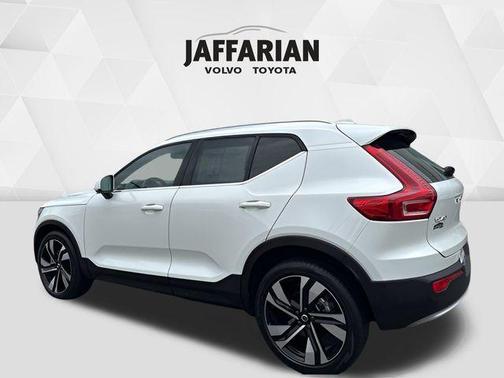 2024 Volvo XC40 B5 Plus Bright Theme