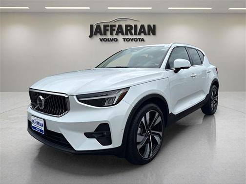 2024 Volvo XC40 B5 Plus Bright Theme