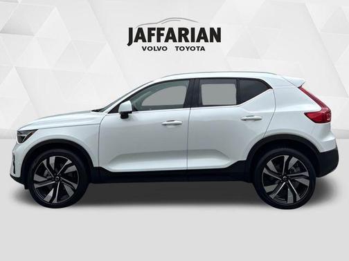 2024 Volvo XC40 B5 Plus Bright Theme