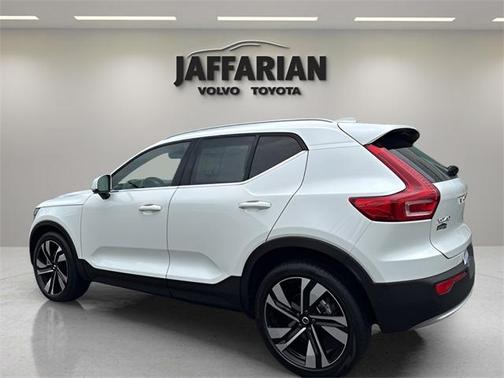 2024 Volvo XC40 B5 Plus Bright Theme