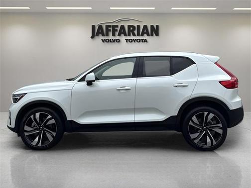 2024 Volvo XC40 B5 Plus Bright Theme