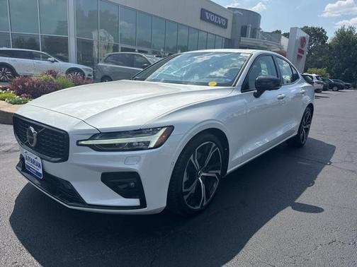 2024 Volvo S60 B5 Plus Dark Theme
